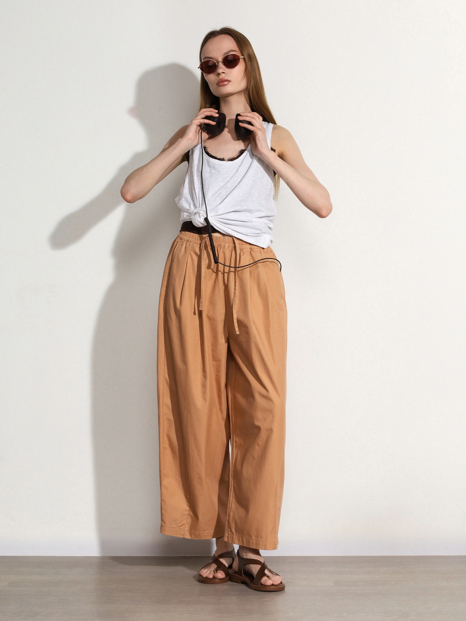 Брюки темно-бежевого цвета из смесового хлопка